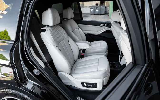 BMW X7 cena 259000 przebieg: 178000, rok produkcji 2019 z Kielce małe 562